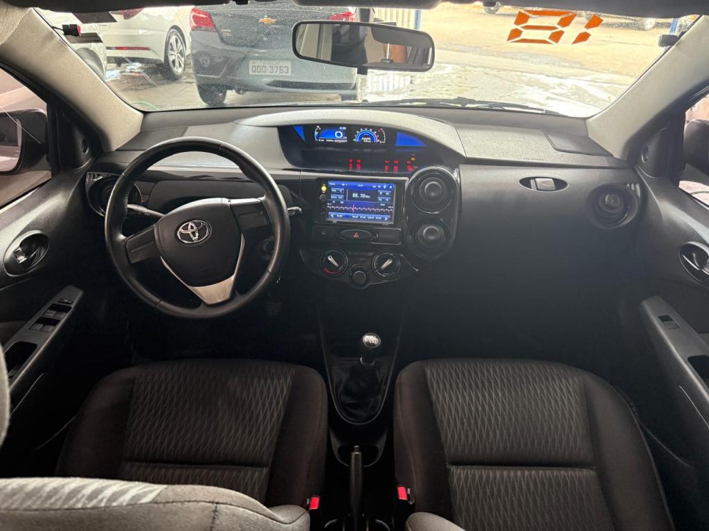 TOYOTA Etios Hatch - Foto