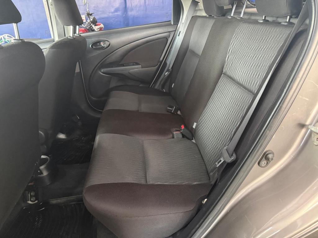 TOYOTA Etios Hatch - Foto