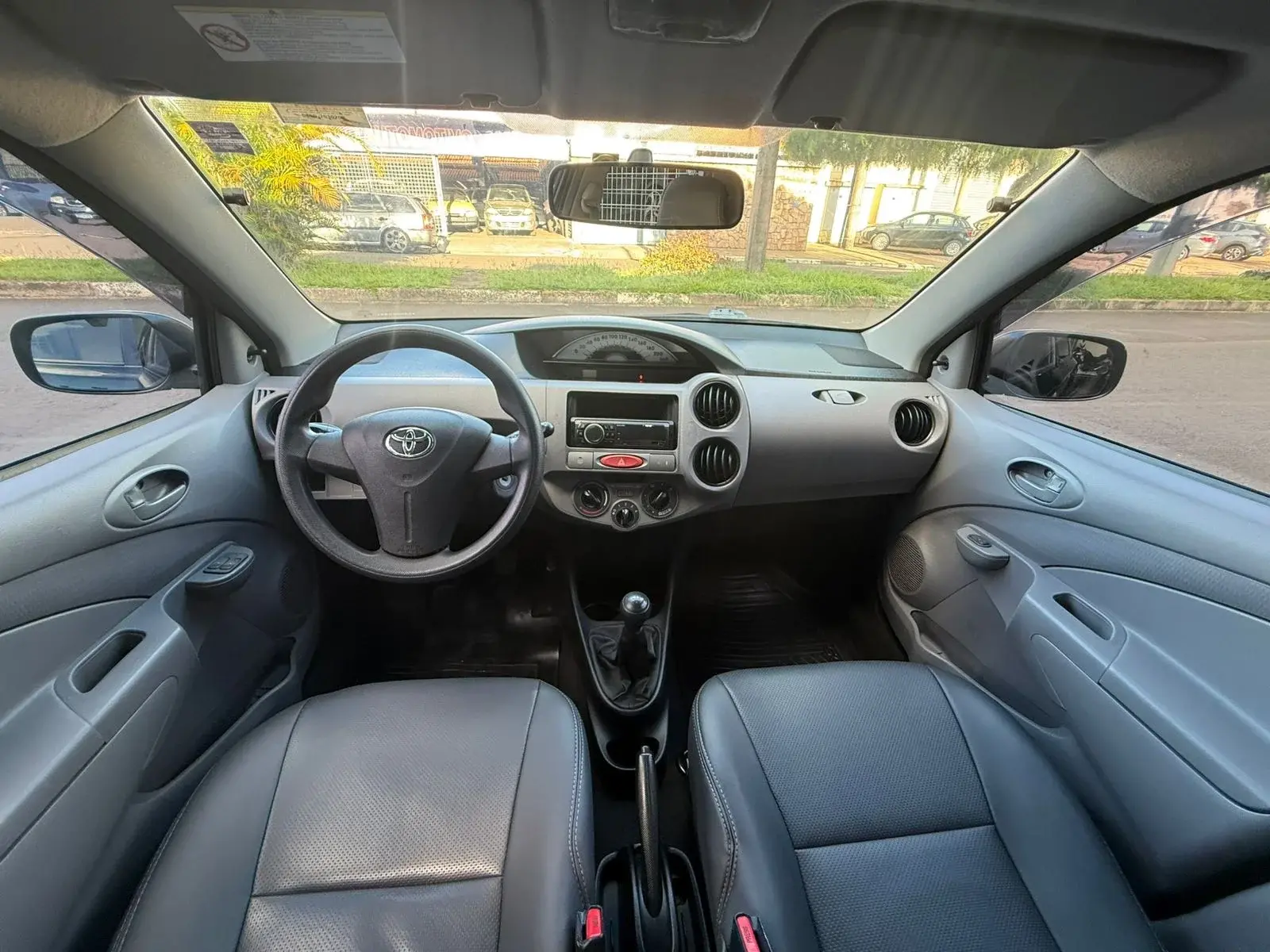 TOYOTA Etios Hatch - Foto