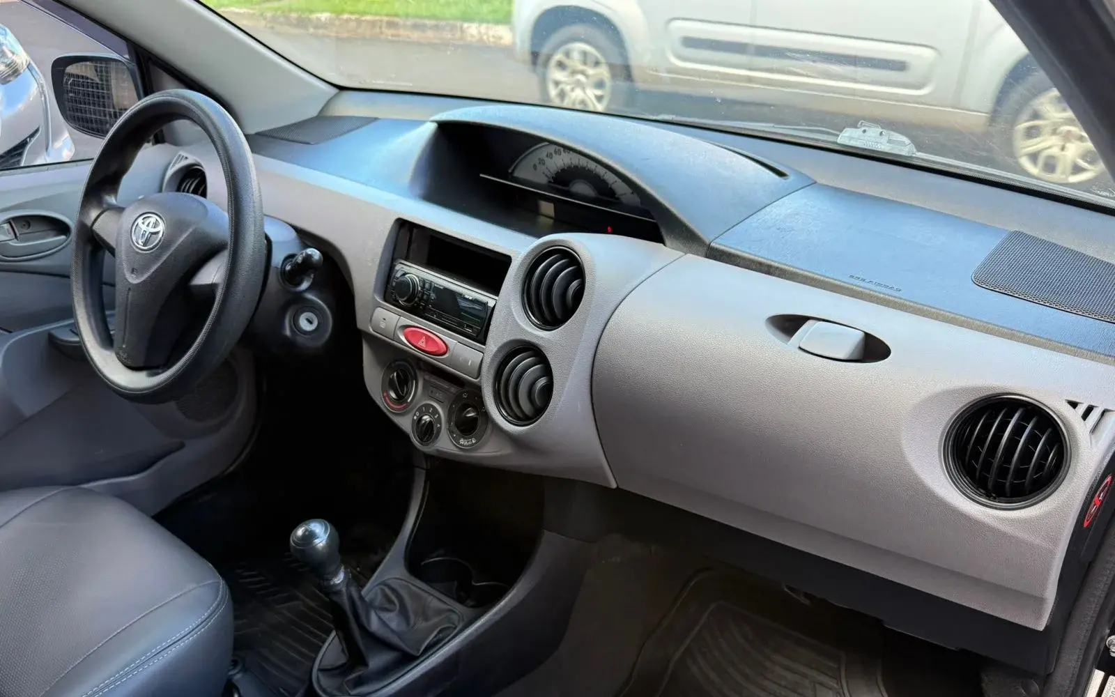 TOYOTA Etios Hatch - Foto