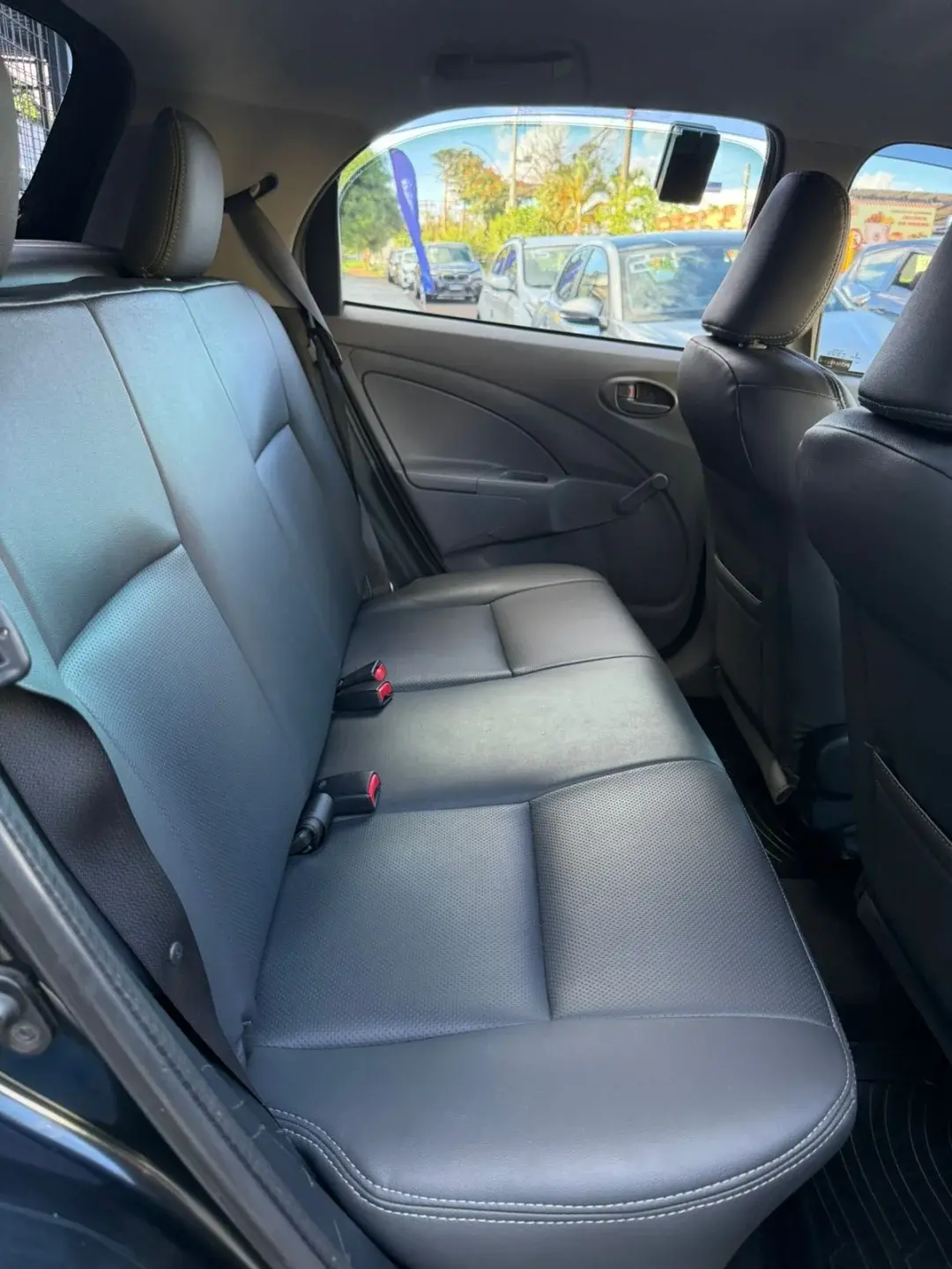 TOYOTA Etios Hatch - Foto