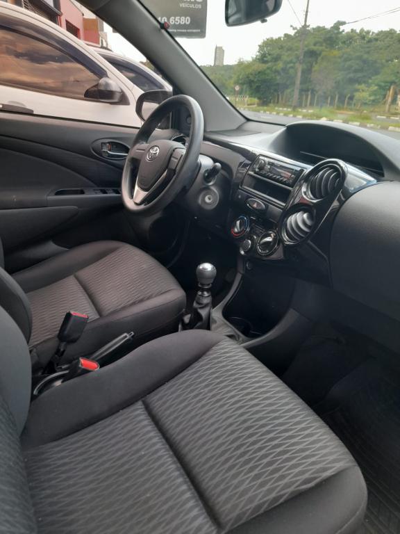 TOYOTA Etios Hatch - Foto