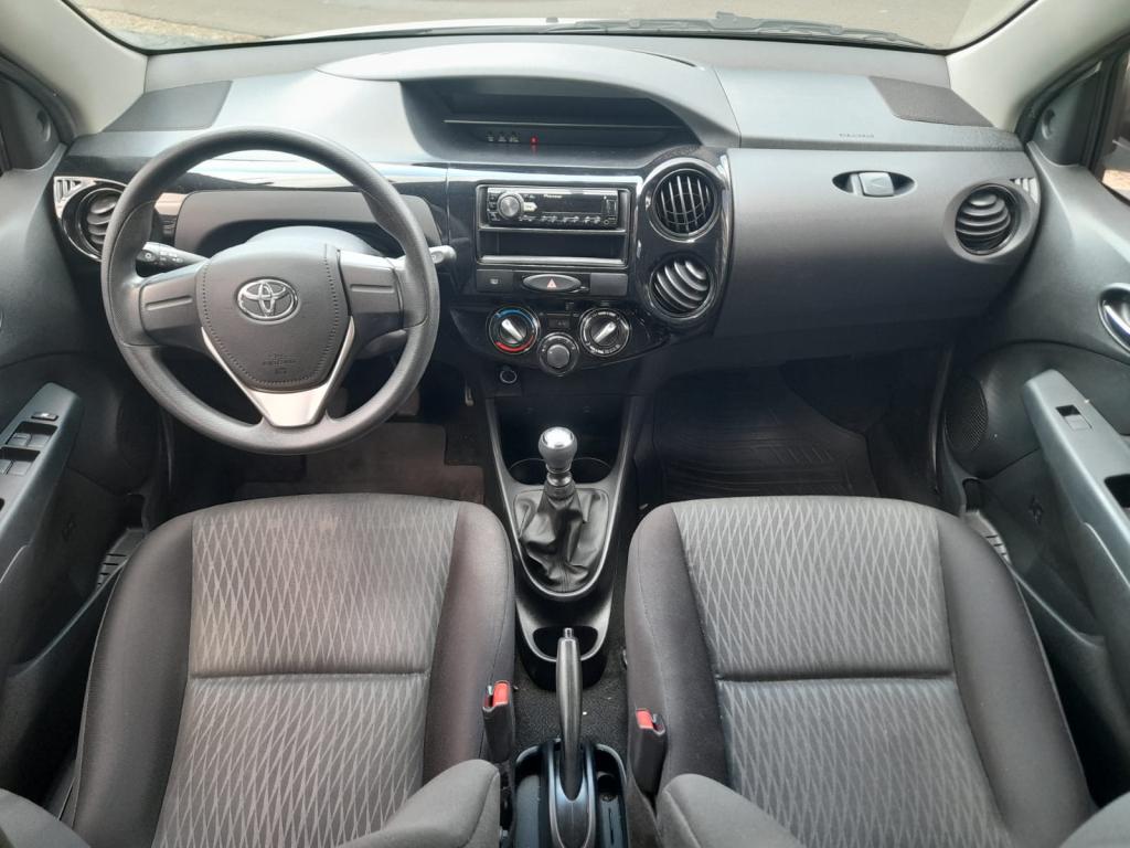 TOYOTA Etios Hatch - Foto