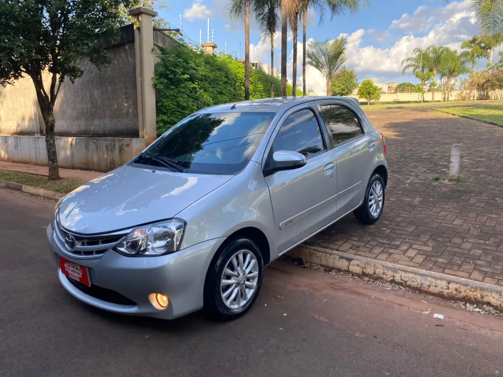 TOYOTA Etios Hatch - Foto