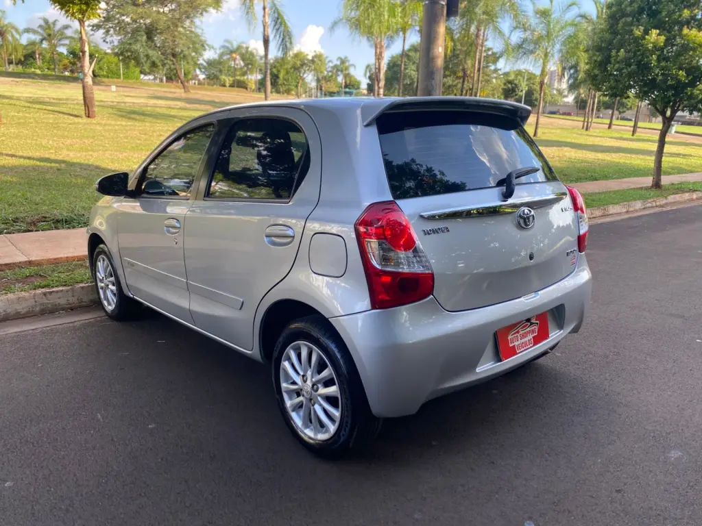 TOYOTA Etios Hatch - Foto