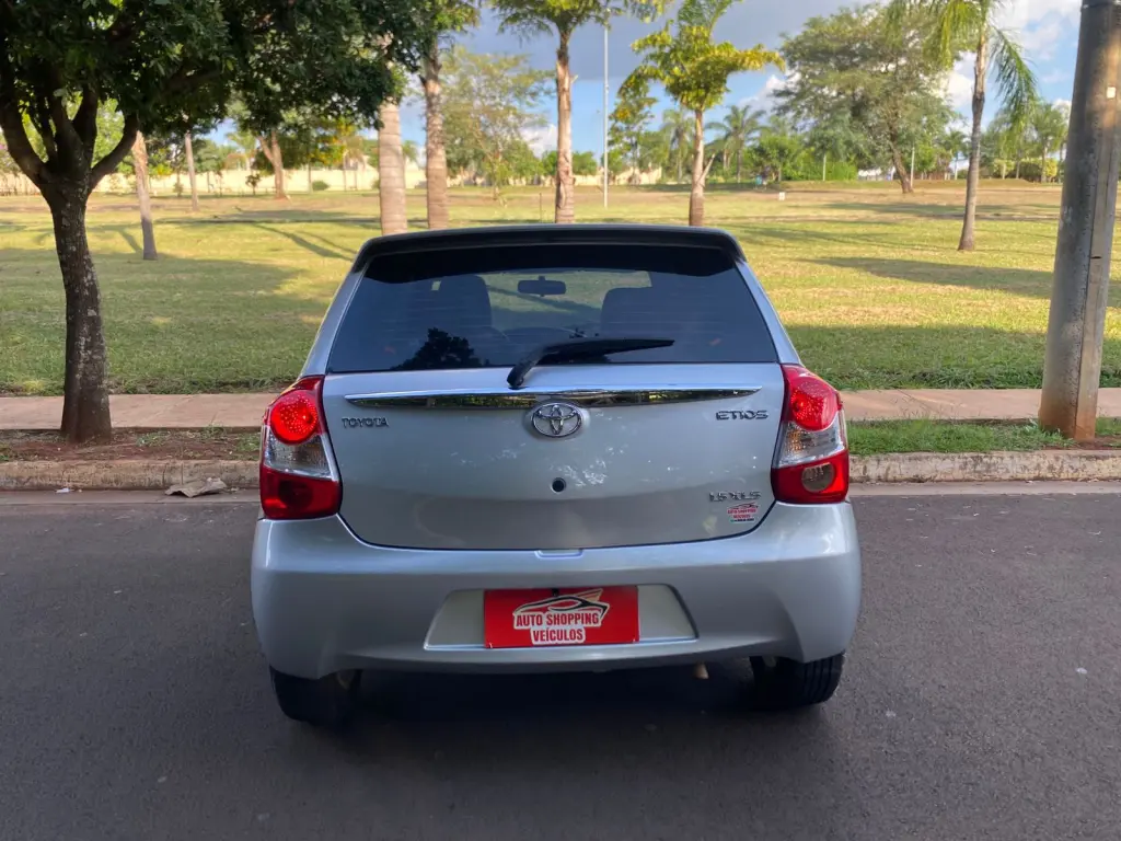 TOYOTA Etios Hatch - Foto