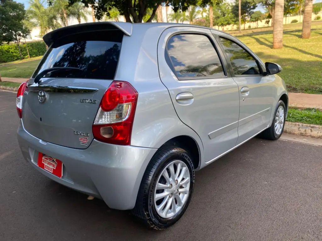 TOYOTA Etios Hatch - Foto