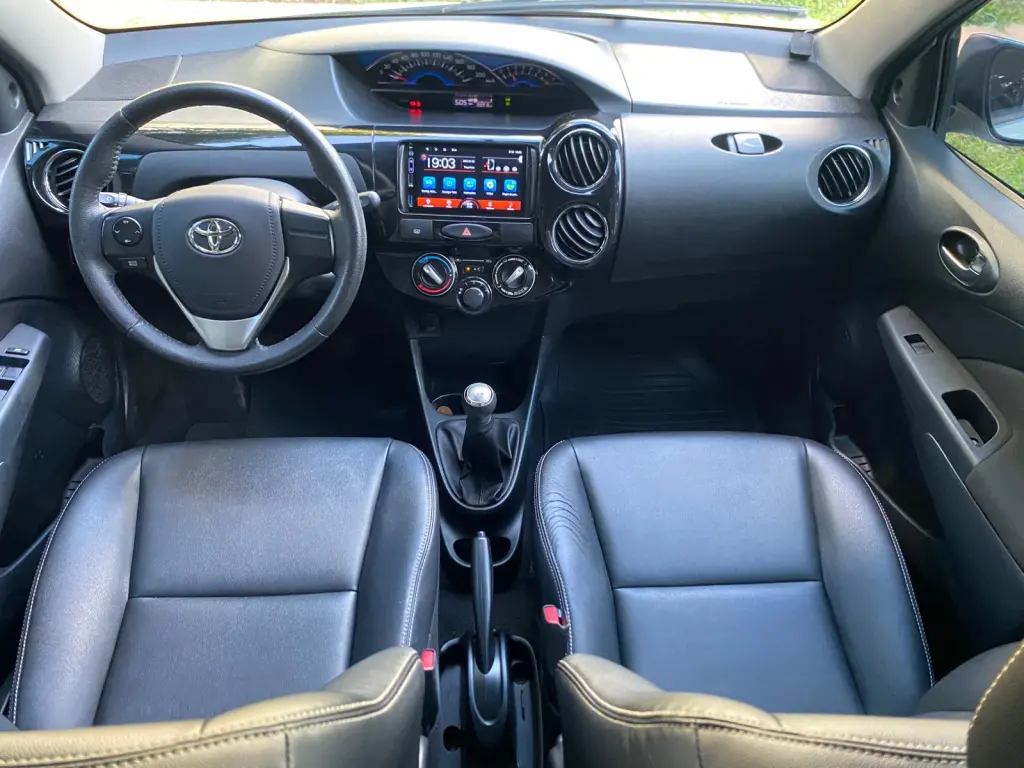 TOYOTA Etios Hatch - Foto