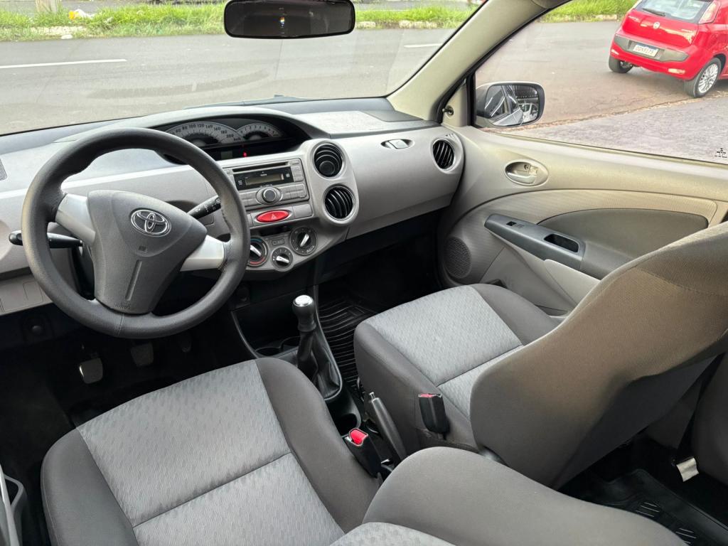 TOYOTA Etios Hatch - Foto