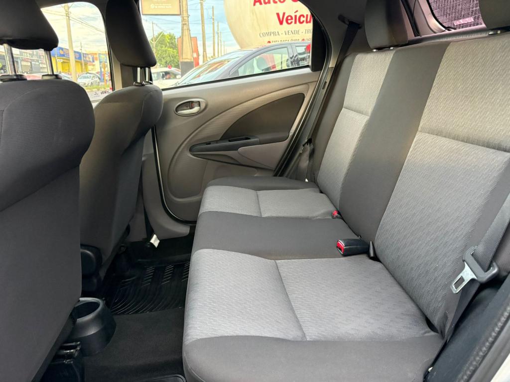 TOYOTA Etios Hatch - Foto