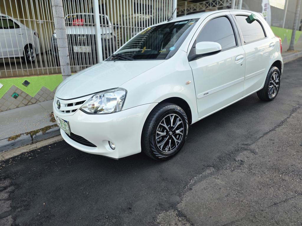 TOYOTA Etios Hatch - Foto