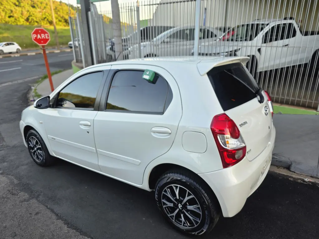 TOYOTA Etios Hatch - Foto