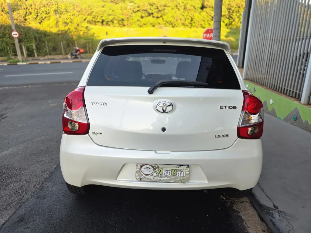 TOYOTA Etios Hatch - Foto