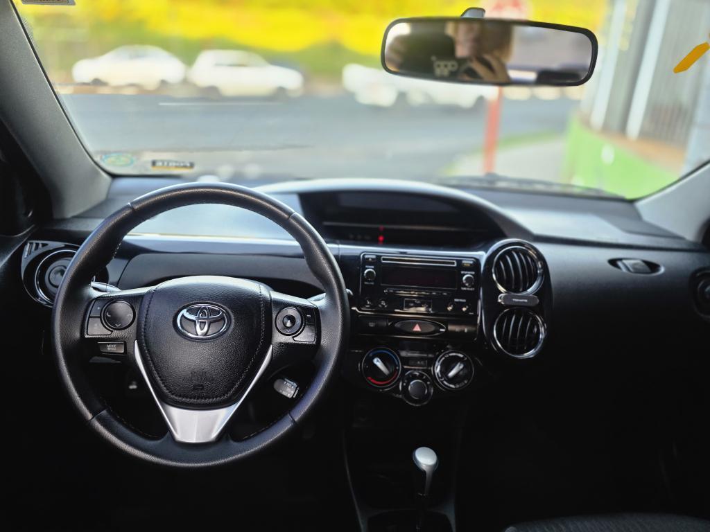 TOYOTA Etios Hatch - Foto