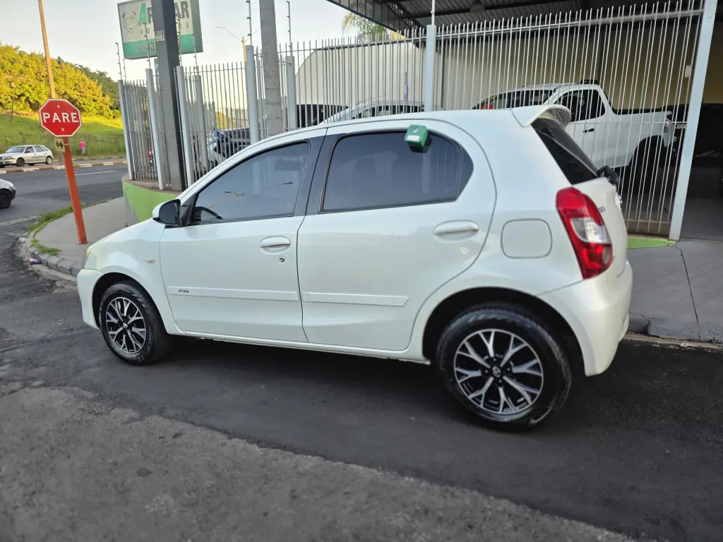 TOYOTA Etios Hatch - Foto