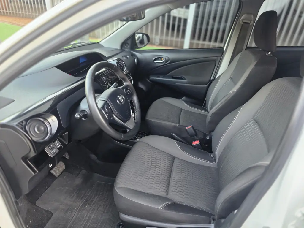 TOYOTA Etios Hatch - Foto