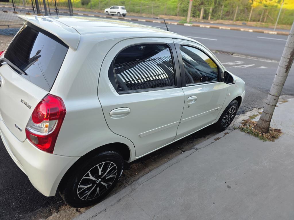 TOYOTA Etios Hatch - Foto
