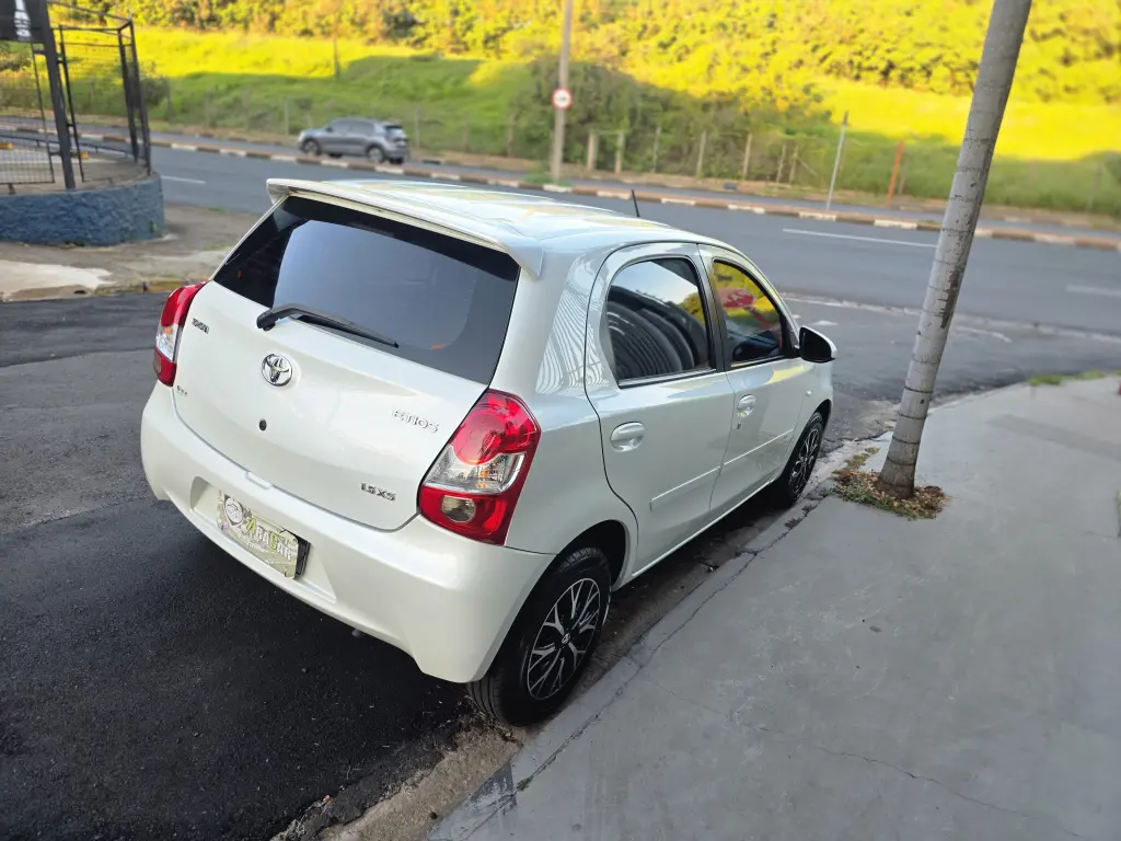 TOYOTA Etios Hatch - Foto