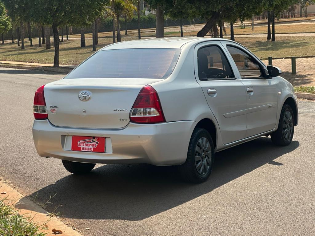 TOYOTA Etios Sedan - Miniatura