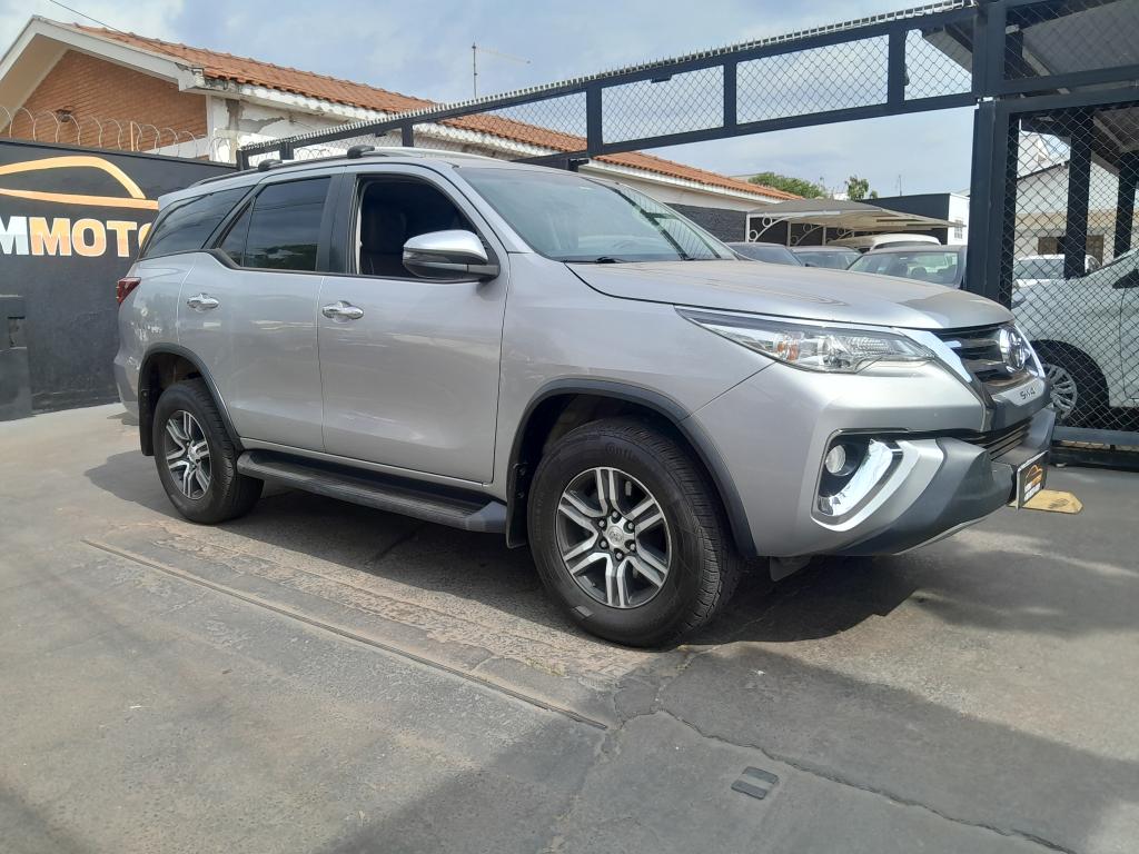 TOYOTA Hilux SW4