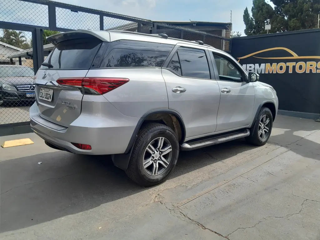 TOYOTA Hilux SW4 - Foto