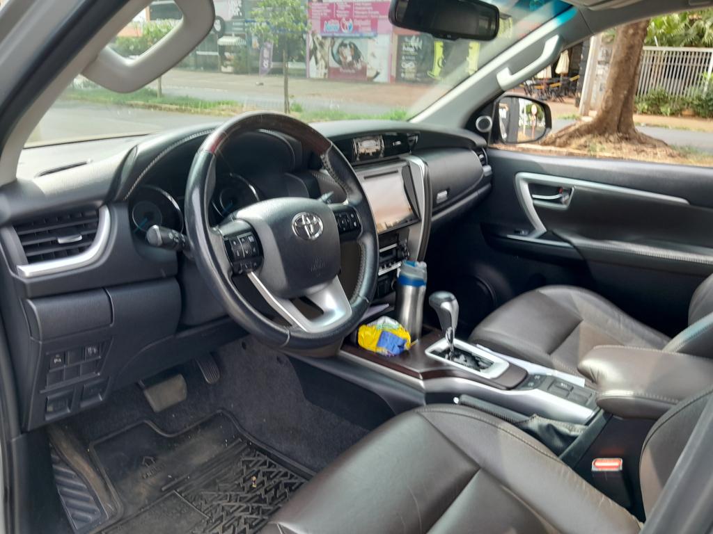 TOYOTA Hilux SW4 - Foto