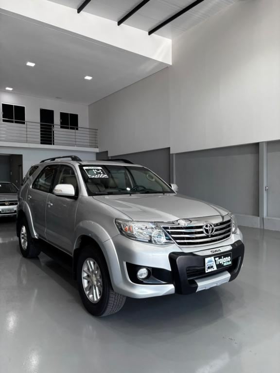 TOYOTA Hilux SW4 - Foto