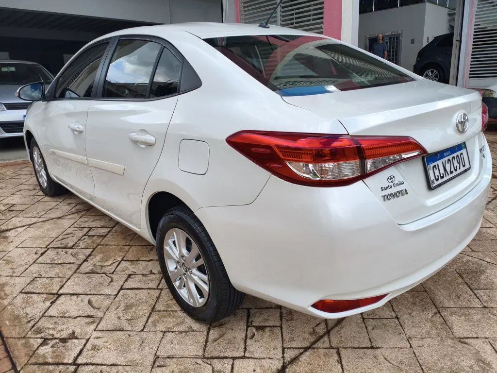 TOYOTA Yaris Sedan - Foto