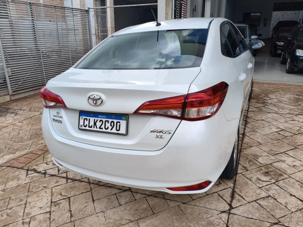 TOYOTA Yaris Sedan - Foto
