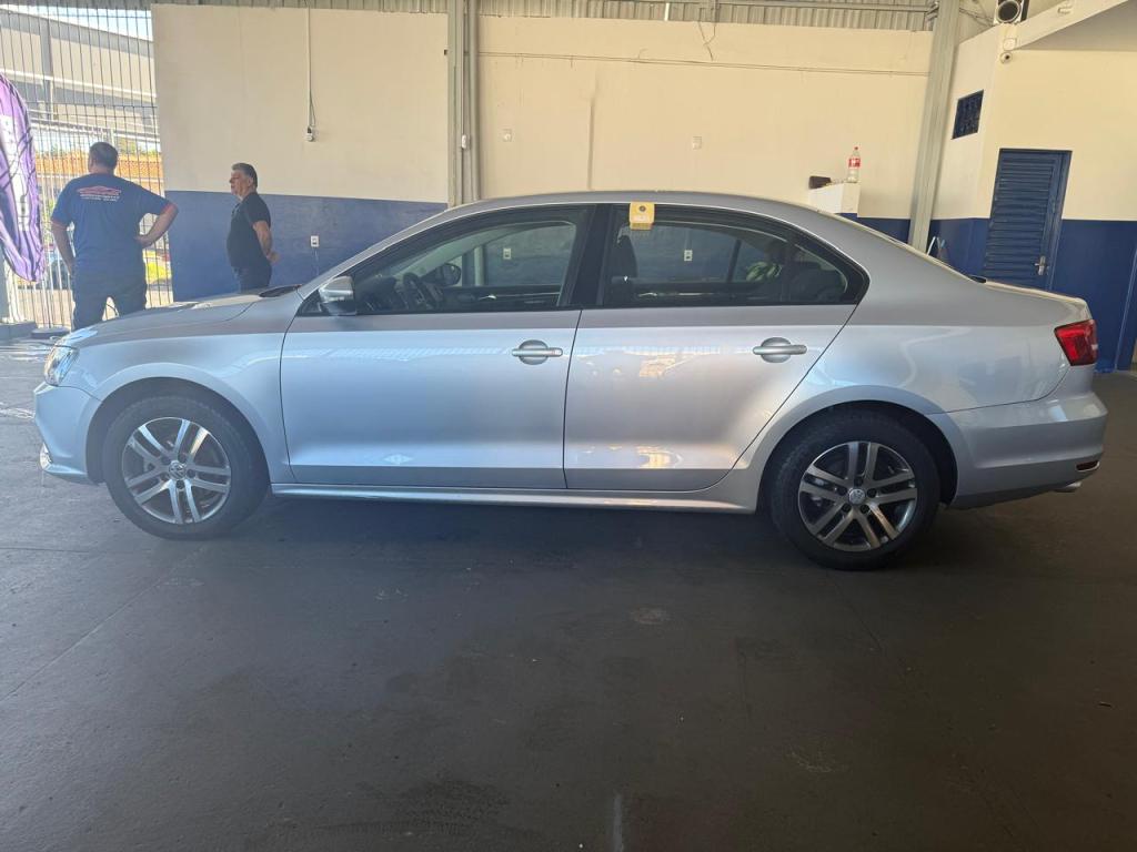 VOLKSWAGEN Jetta - Foto