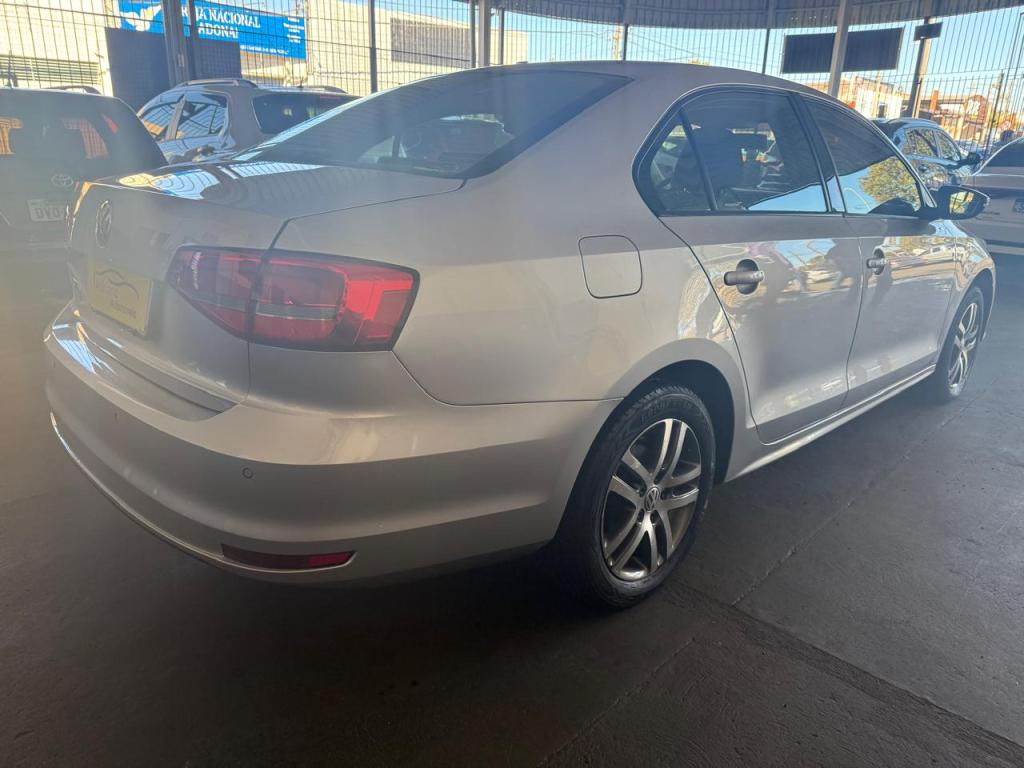 VOLKSWAGEN Jetta - Foto