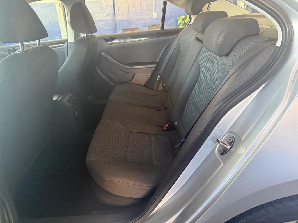 VOLKSWAGEN Jetta - Foto