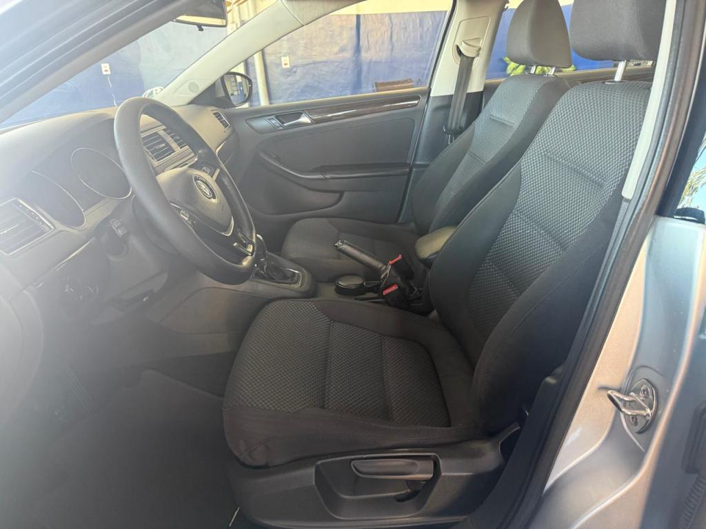 VOLKSWAGEN Jetta - Foto