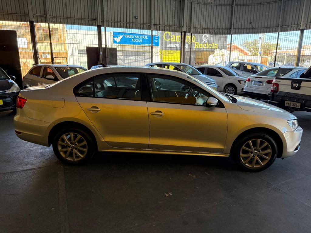 VOLKSWAGEN Jetta - Foto