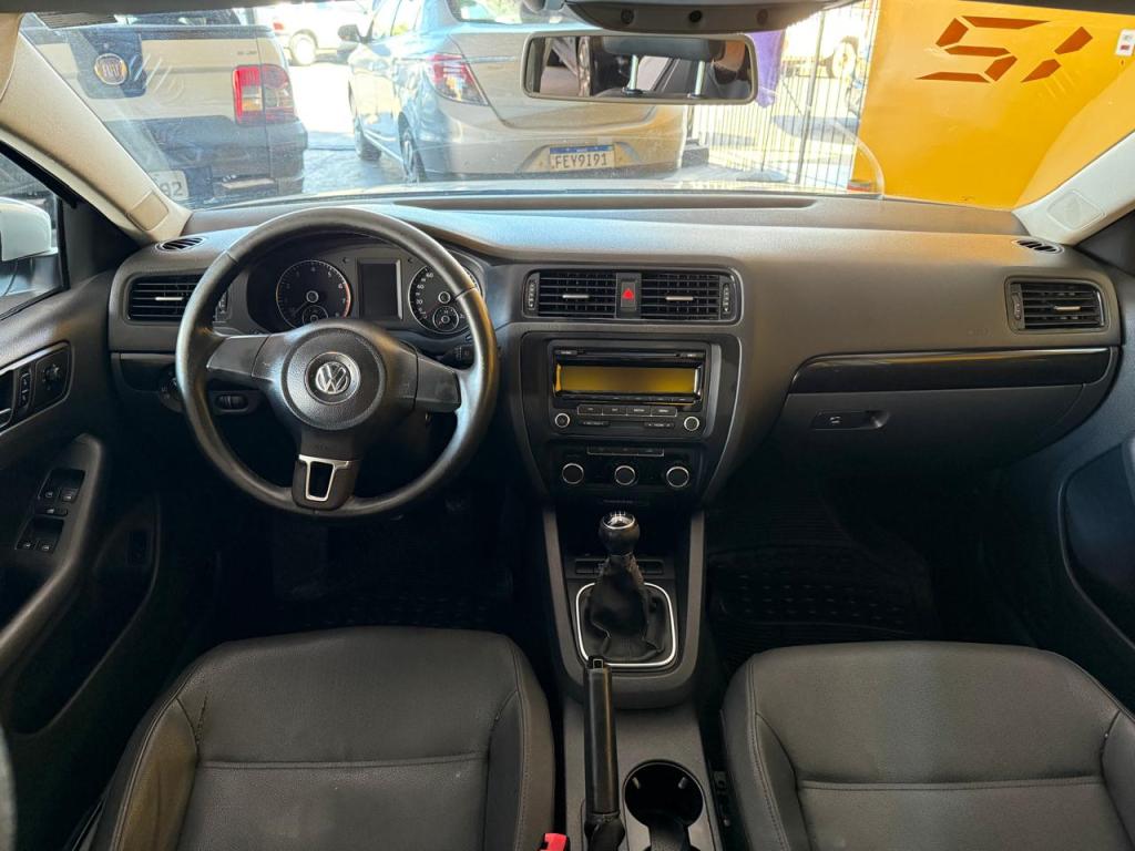 VOLKSWAGEN Jetta - Foto