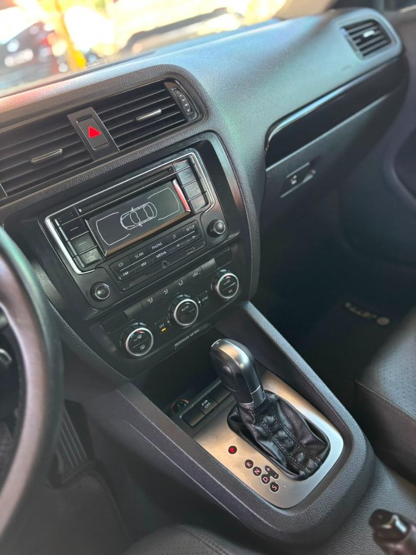 VOLKSWAGEN Jetta - Foto