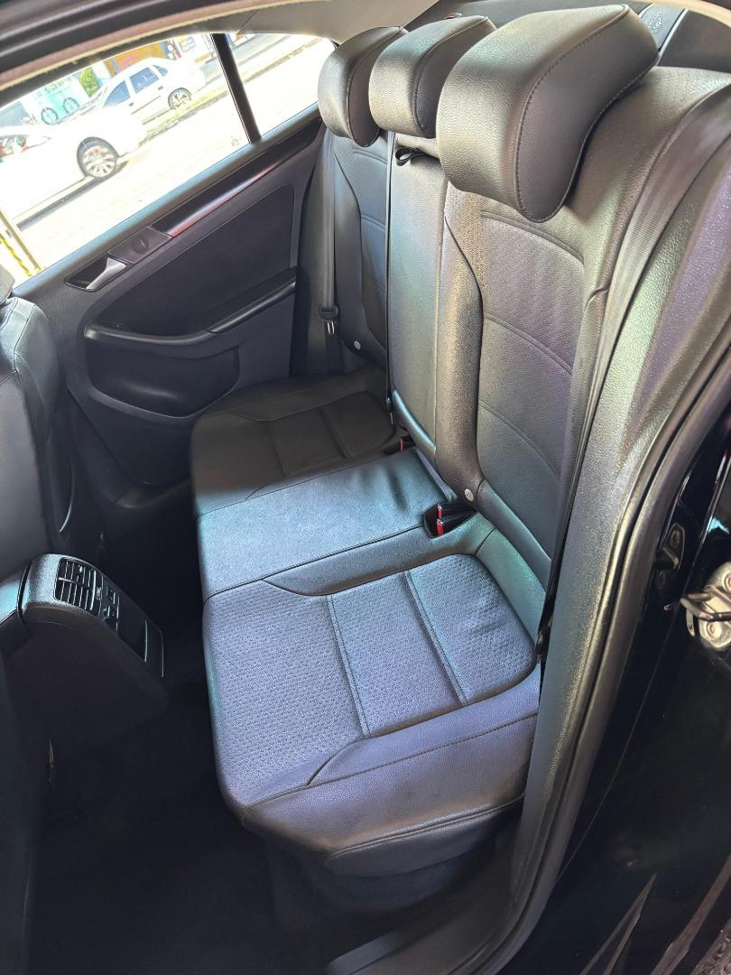 VOLKSWAGEN Jetta - Foto