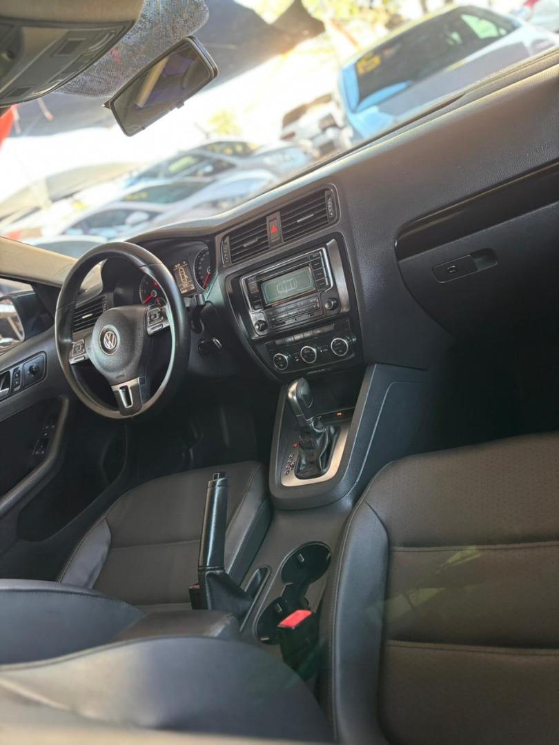 VOLKSWAGEN Jetta - Foto