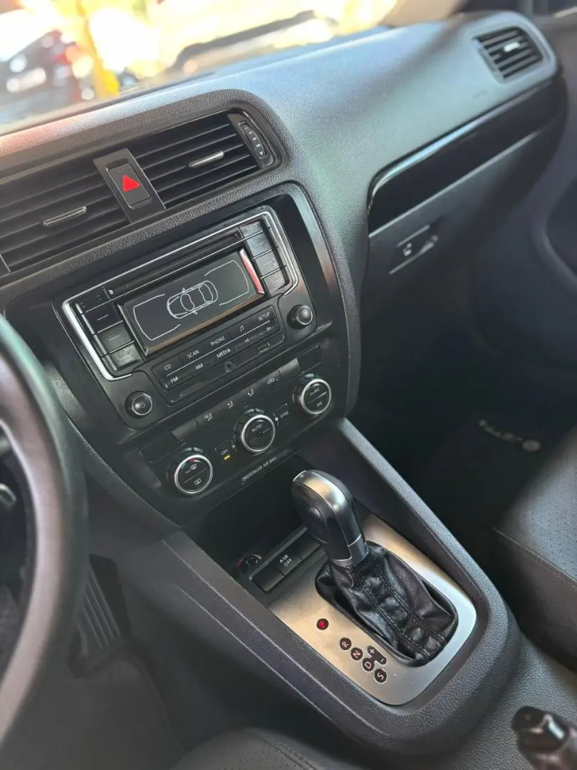 VOLKSWAGEN Jetta - Foto