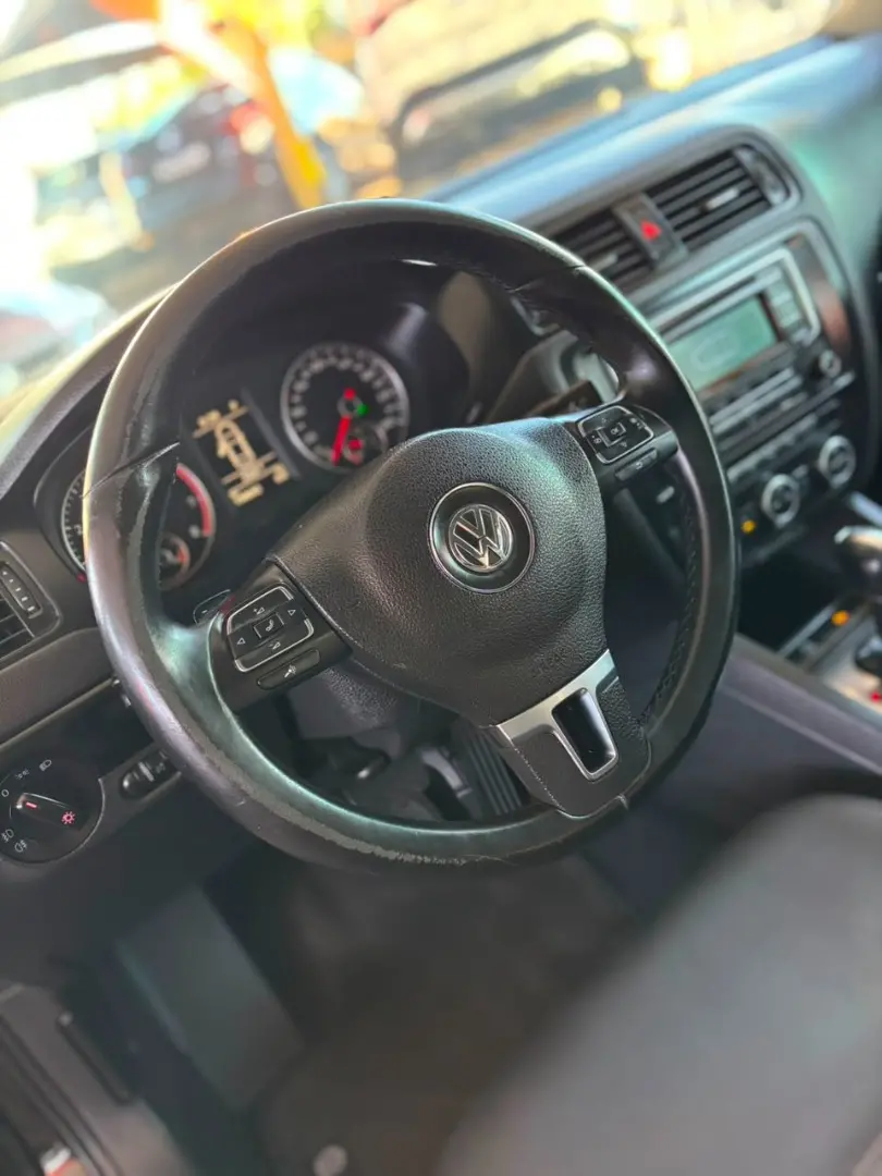 VOLKSWAGEN Jetta - Foto