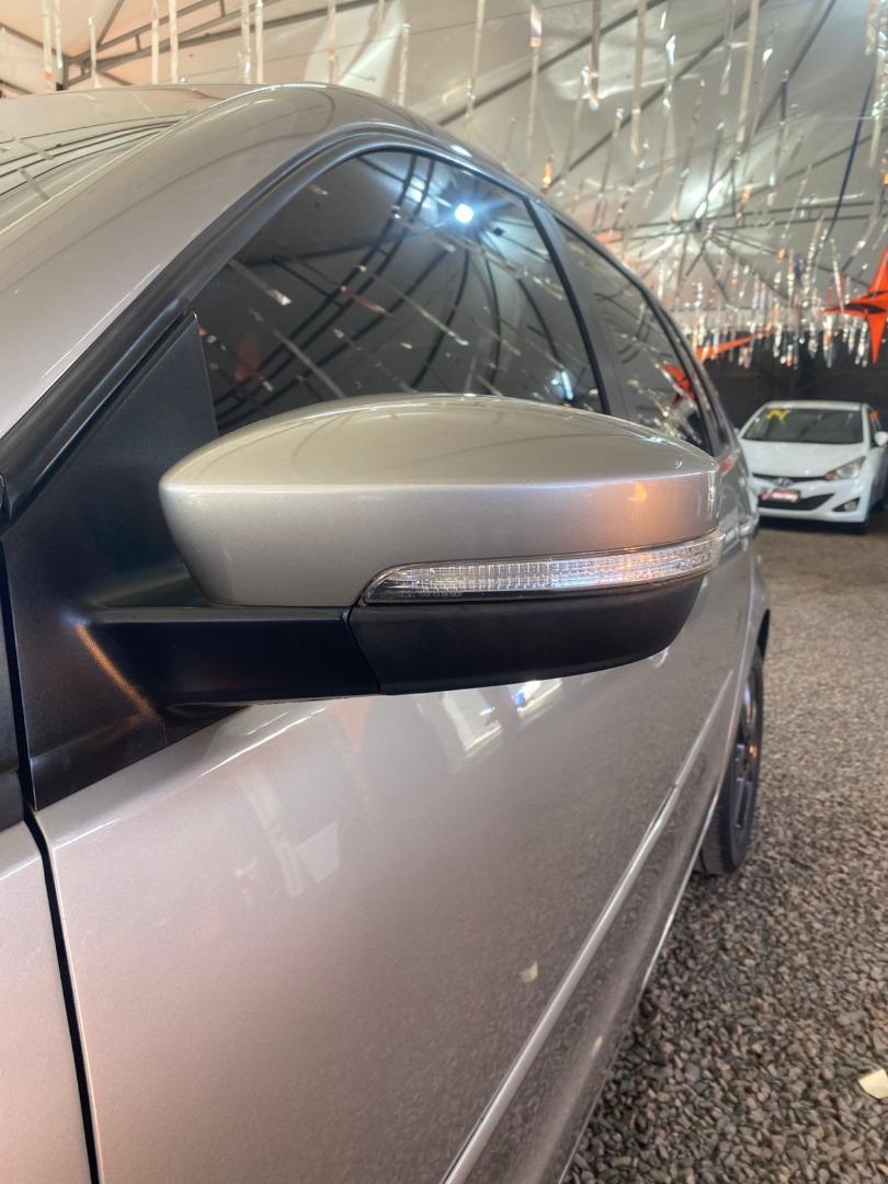 VOLKSWAGEN Polo Hatch - Foto