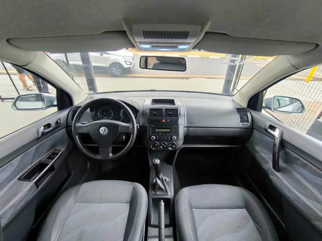 VOLKSWAGEN Polo Sedan - Foto