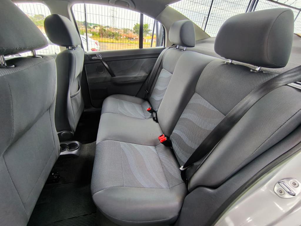 VOLKSWAGEN Polo Sedan - Foto