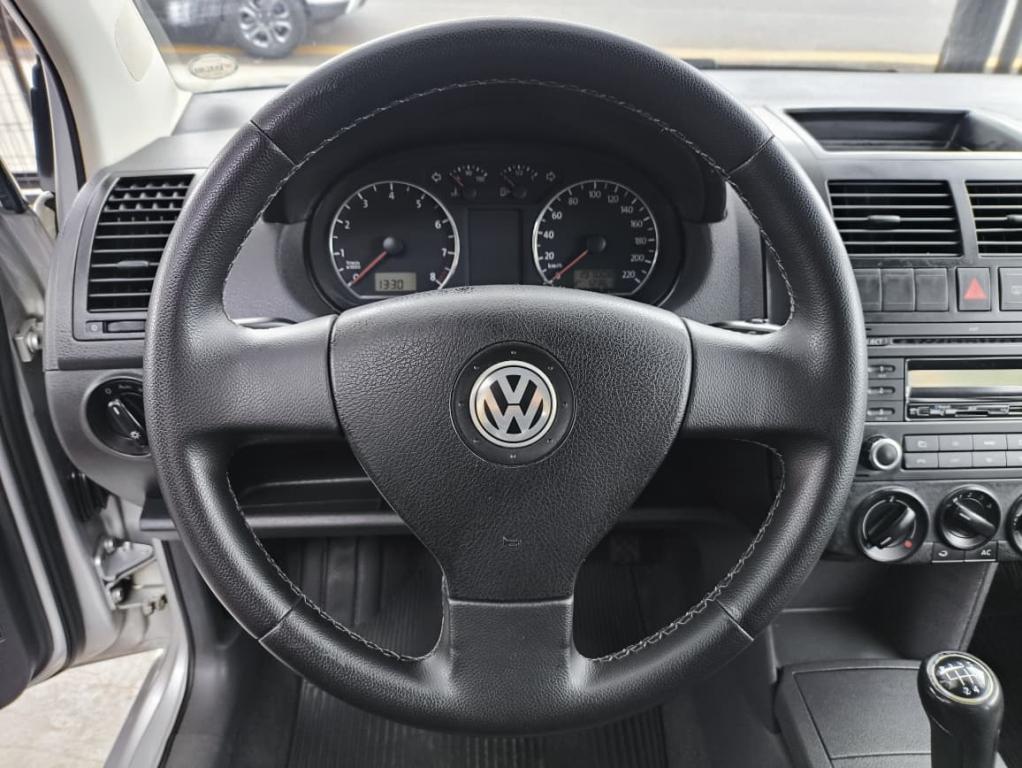VOLKSWAGEN Polo Sedan - Foto