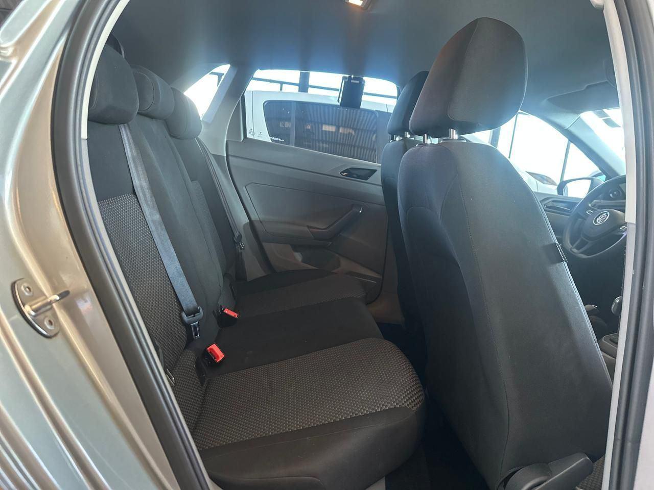 VOLKSWAGEN Polo Sedan - Foto