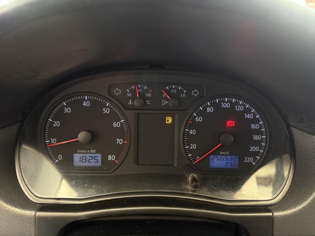 VOLKSWAGEN Polo Sedan - Foto