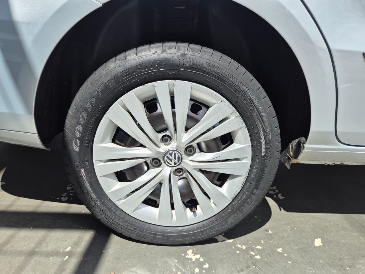 VOLKSWAGEN Voyage - Foto