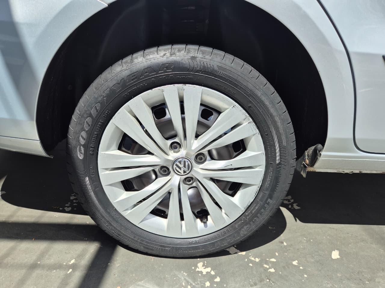 VOLKSWAGEN Voyage - Foto