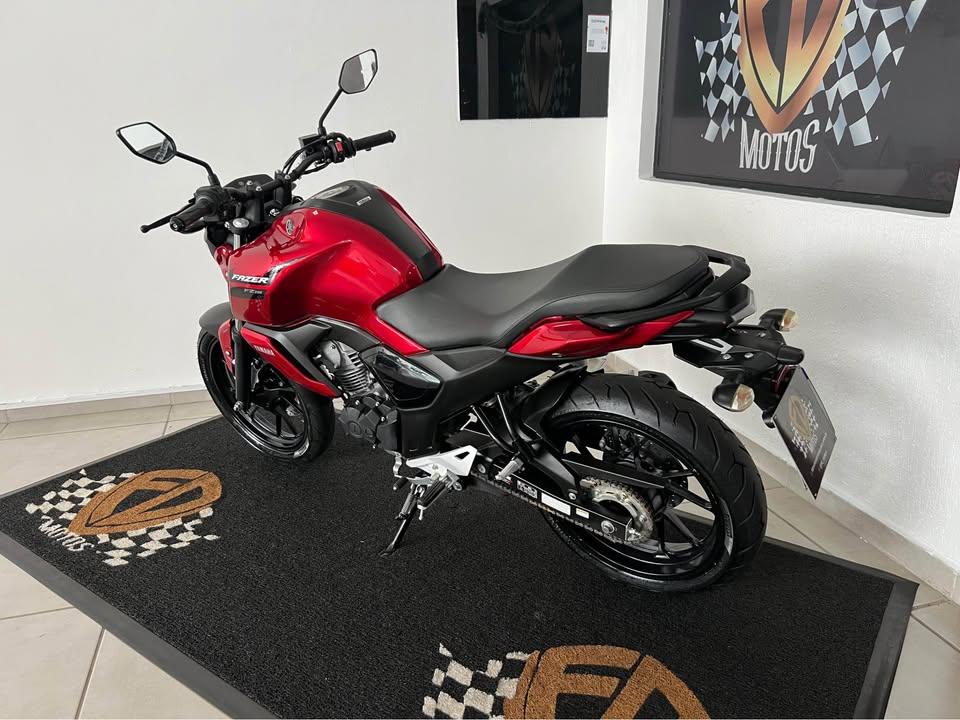 YAMAHA FZ 15 Fazer - Foto