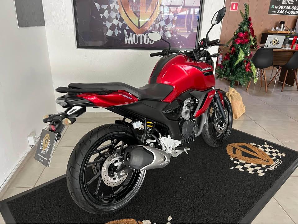 YAMAHA FZ 15 Fazer - Foto